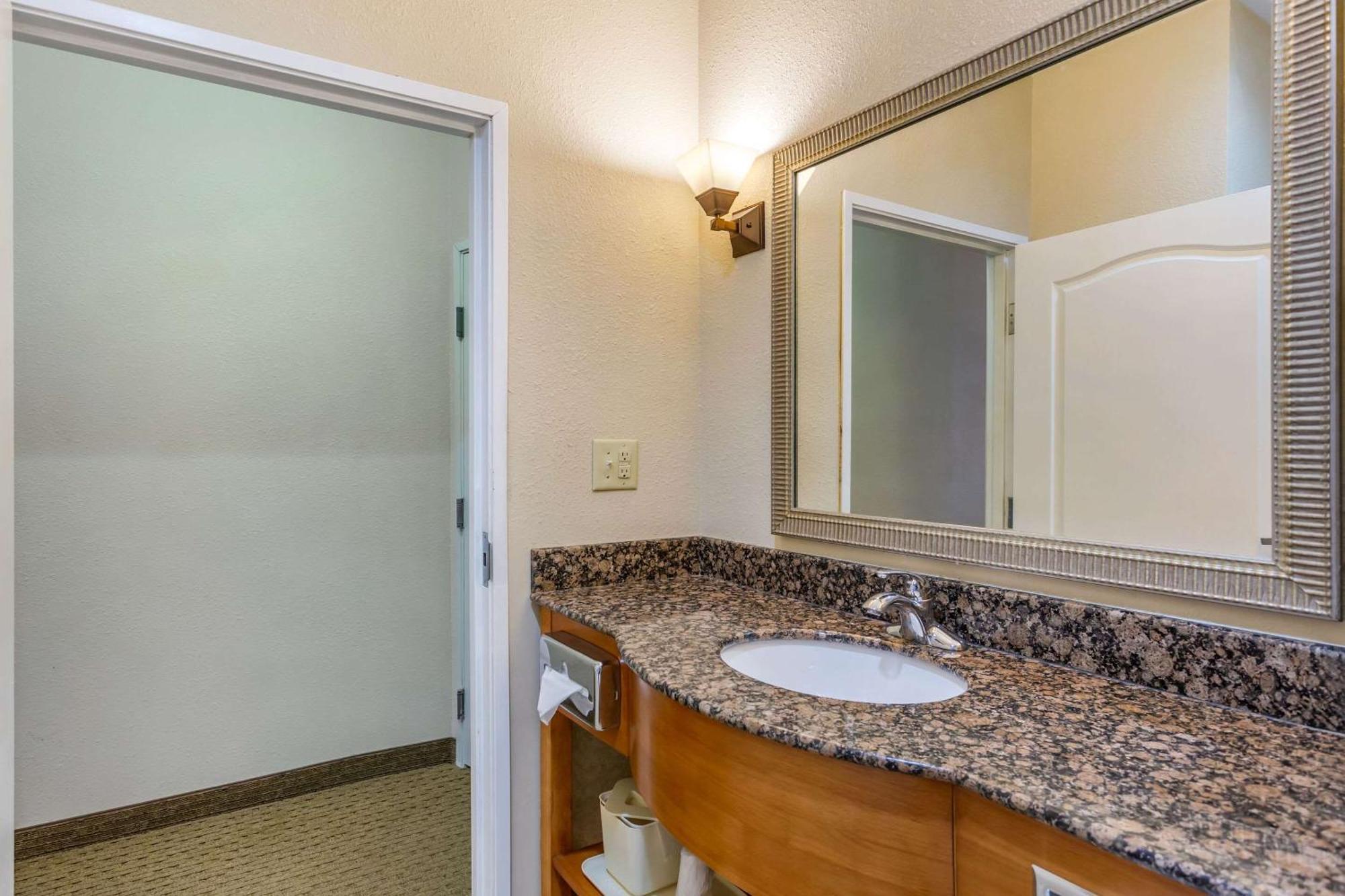Comfort Suites South Point - Huntington Eksteriør bilde